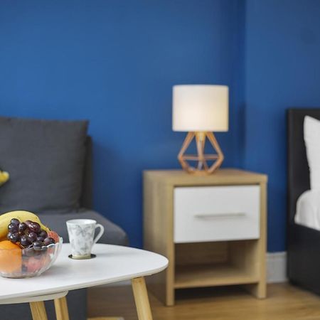 Studio Apartment By Homely Stays Londra Exterior foto