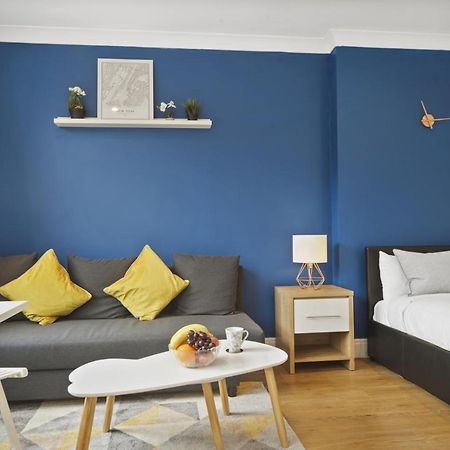 Studio Apartment By Homely Stays Londra Exterior foto